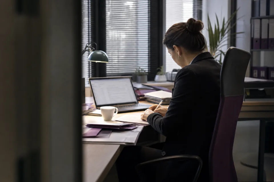 Poranne biurko z laptopem i krótką listą obserwowanych firm