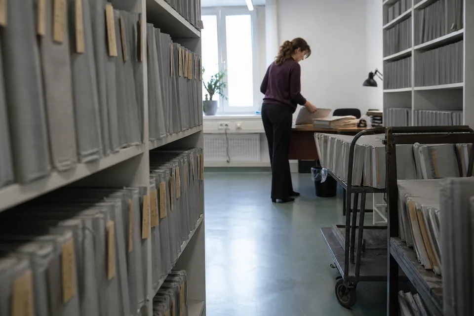 Regały z aktami rejestrowymi w archiwum sądu gospodarczego